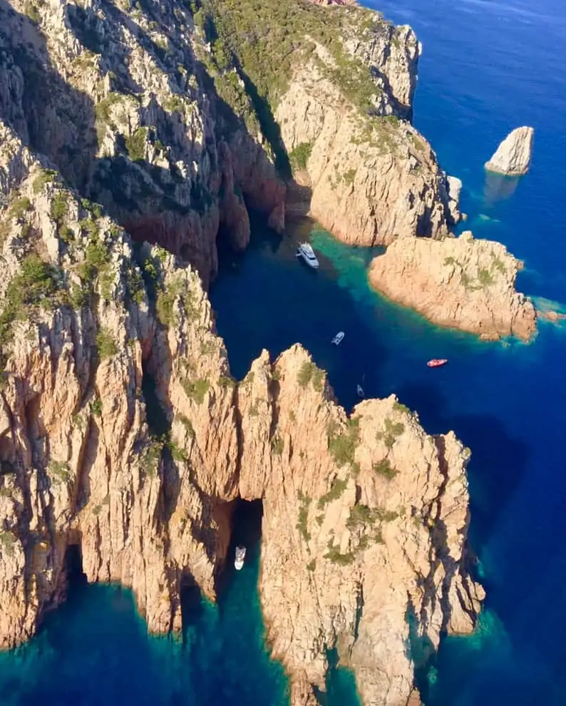 Les prises de vues aériennes​ - Travaux aériens en Hélicoptère​ - Corse Hélicoptère